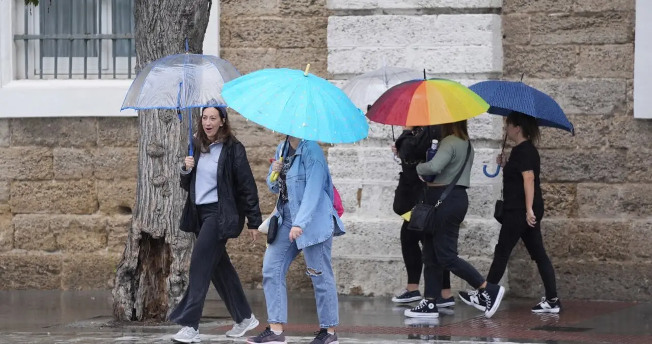  Archivo - Transeuntes bajo sus paraguas durante la intensa lluvia. A 11 de octubre de 2024, en C&aacute;diz (Andaluc&iacute;a, Espa&ntilde;a).<br>- Joaquin Corchero - Europa Press - Archivo 
