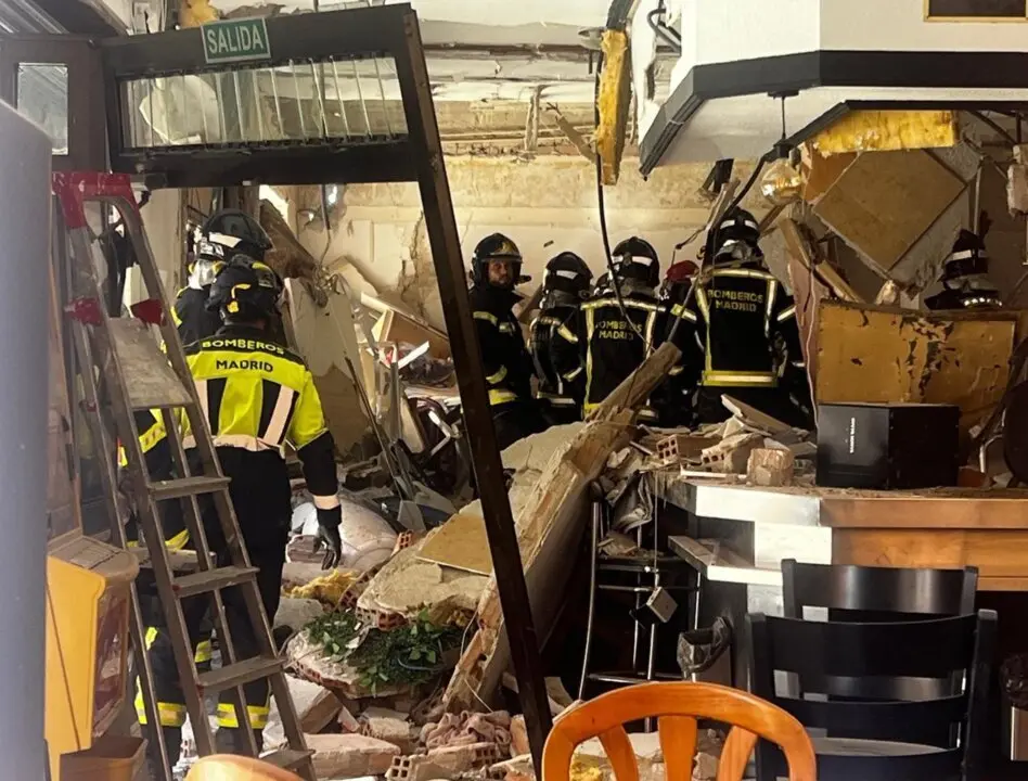  Bomberos del Ayuntamiento de Madrid realizan tareas de desescombro en un bar de la capital tras producirse una explosi&oacute;n, el 13 de septiembre de 2025.<br>- EMERGENCIAS MADRID 