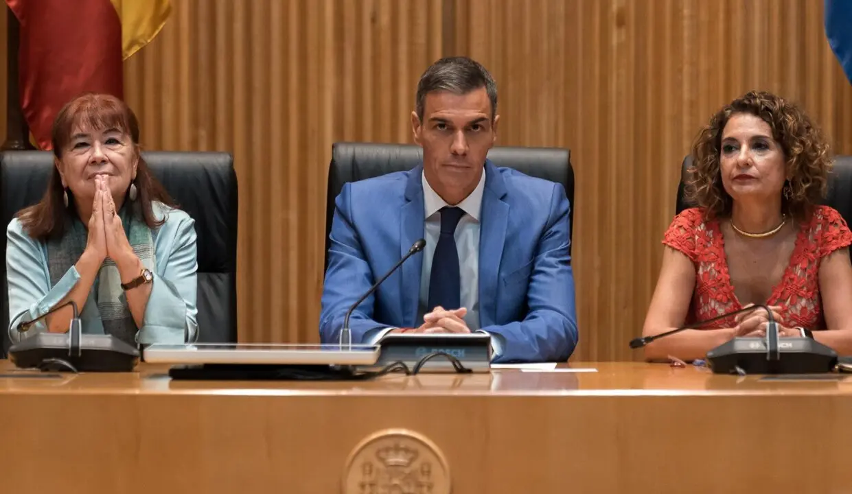  El presidente del Gobierno, Pedro S&aacute;nchez, acompa&ntilde;ado por la vicepresidenta del Gobierno y ministra de Hacienda, Mar&iacute;a Jes&uacute;s Montero y por la presidenta del PSOE, Cristina Narbona, preside la reuni&oacute;n interparlamentaria del Grupo Socialista (Congreso, Sen<br>- Diego Radam&eacute;s - Europa Press 
