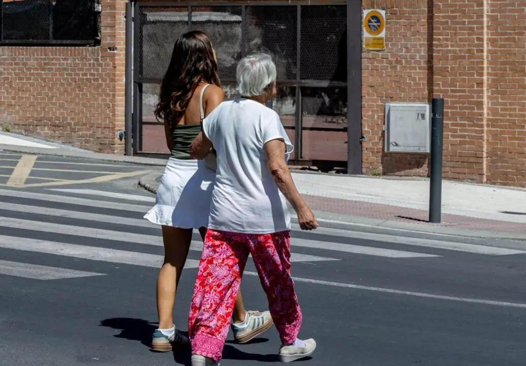  Archivo - Una joven del brazo de una mujer mayor<br>- Ricardo Rubio - Europa Press - Archivo 