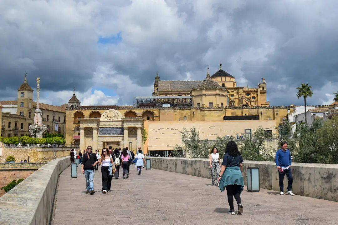  Gente caminando por el Puente Romano. CBN 
