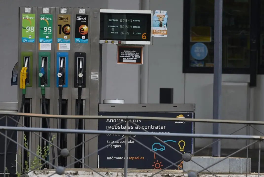  Archivo - Surtidores en una gasolinera, a 31 de agosto de 2024, en Madrid (Espa&ntilde;a). El precio de los carburantes en Espa&ntilde;a ha encadenado esta semana una nueva bajada de cara a la operaci&oacute;n retorno de las vacaciones de verano y ha marcado un nuevo m&iacute;nimo a<br>- Jes&uacute;s Hell&iacute;n - Europa Press - Archivo 