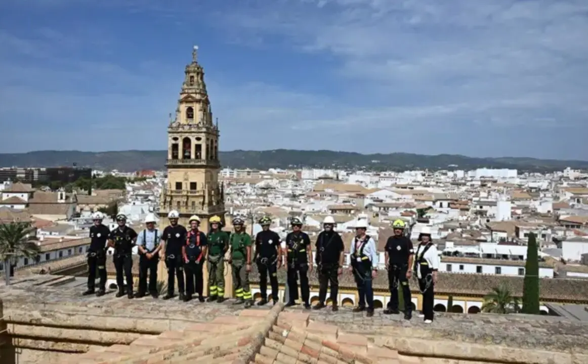  Bomberos de Par&iacute;s, Madrid e Infoca han accedido a las cubiertas de la Mezquita de C&oacute;rdoba durante la visita al monumento 