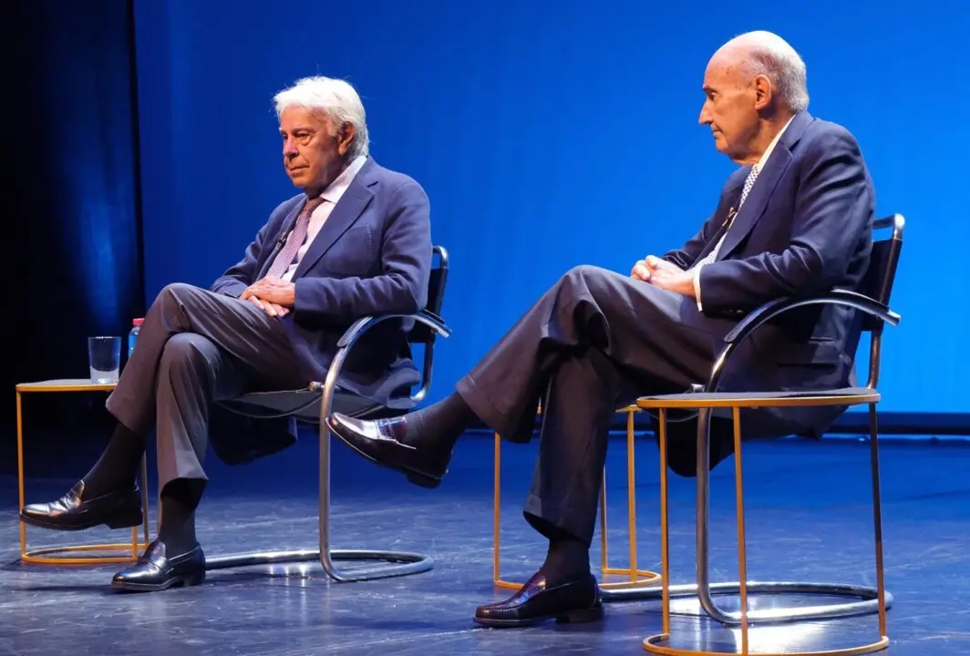  El expresidente del Gobierno Felipe Gonz&aacute;lez (i) y el abogado y 'padre' de la Constituci&oacute;n, Miquel Roca (d), durante el acto para conmemorar el 40 aniversario de la adhesi&oacute;n de Espa&ntilde;a a la Uni&oacute;n Europea, en el Auditorium de Palma.<br>- Isaac Buj - Europa Press 