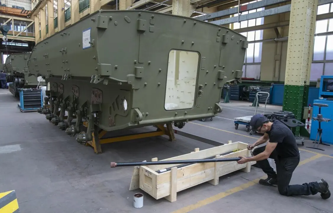  Archivo - Operario trabajando en una f&aacute;brica<br>- Jorge Peteiro - Europa Press - Archivo 