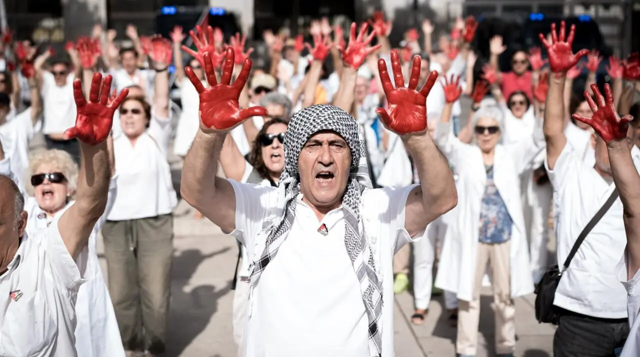  Decenas de personas con las manos pintadas de rojo durante un homenaje al personal sanitario que trabaja en Gaza, frente al Museo de Arte Contempor&aacute;neo (MARCO), a 20 de septiembre de 2025, en Madrid(Espa&ntilde;a).<br>- Diego Radam&eacute;s - Europa Press 
