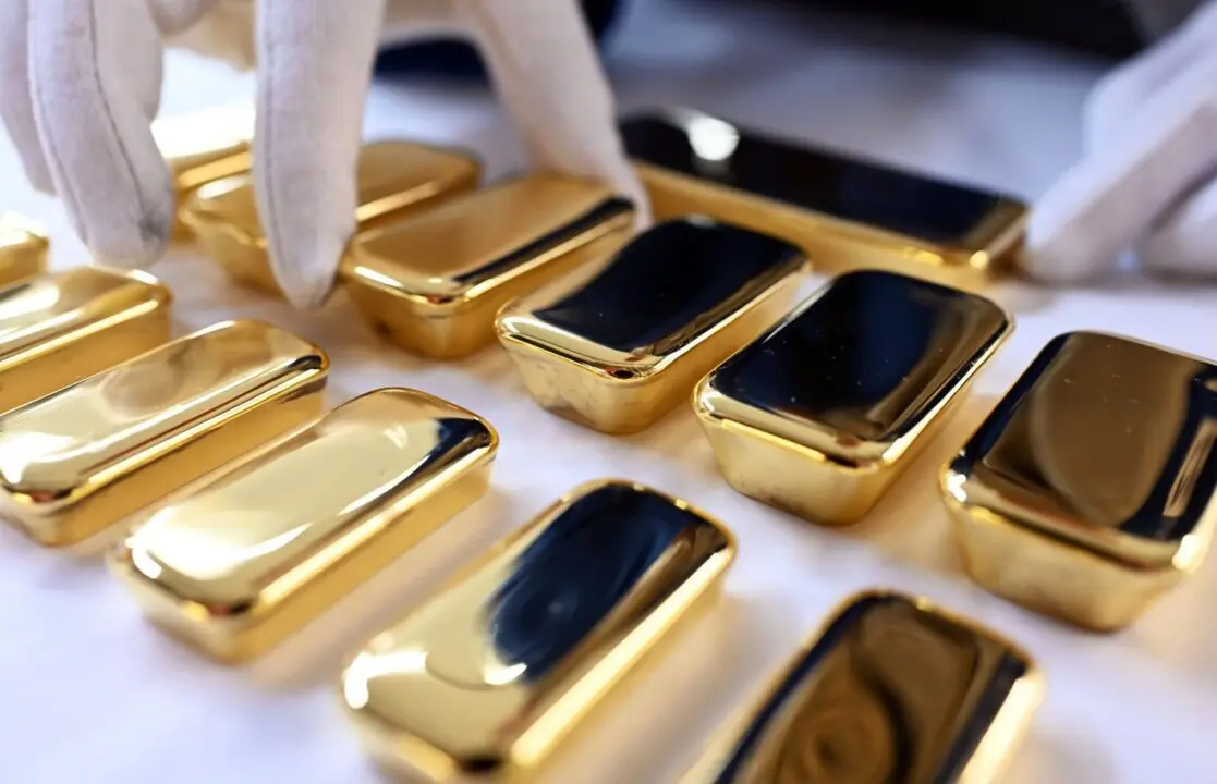  Archivo - FILED - 20 March 2023, Baden-W&uuml;rttemberg, Pforzheim: Gold bars on display at Agosi AG in Pforzheim. After sharp increases over the past few sessions, gold prices reached a new record high on Friday. Photo: Uli Deck/dpa.<br>- Uli Deck/dpa - Archivo 