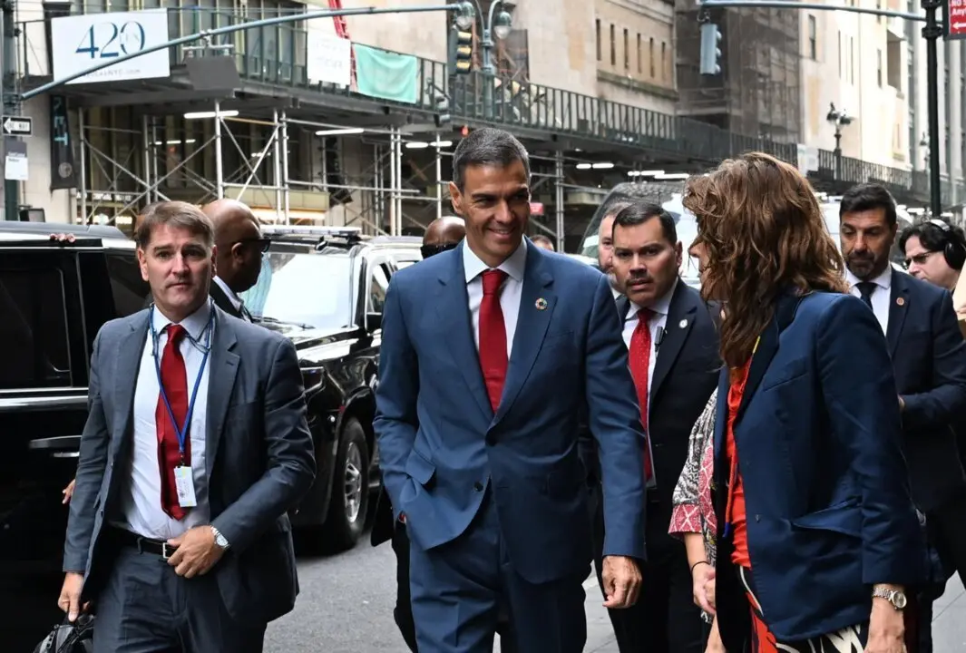  El presidente del Gobierno, Pedro S&aacute;nchez (c), durante un encuentro con inversores en la Oficina Econ&oacute;mica y Comercial de Espa&ntilde;a, a 22 de septiembre de 2025, en Nueva York (Estados Unidos).<br>- Pool Moncloa/Borja Puig de la Bellacasa 