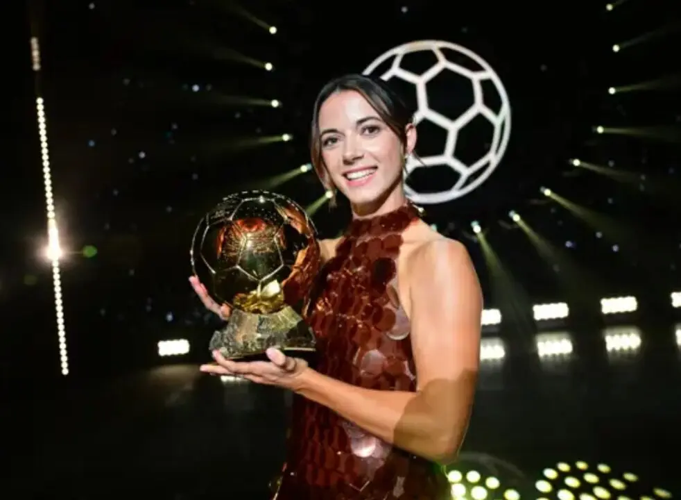  Aitana Bonmat&iacute; con su tercer Bal&oacute;n de Oro femenino 