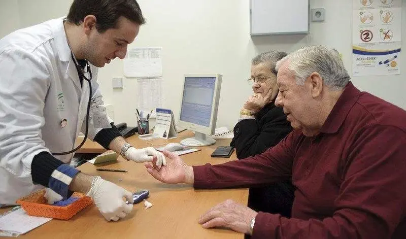  M&eacute;dico de familia en consulta. 