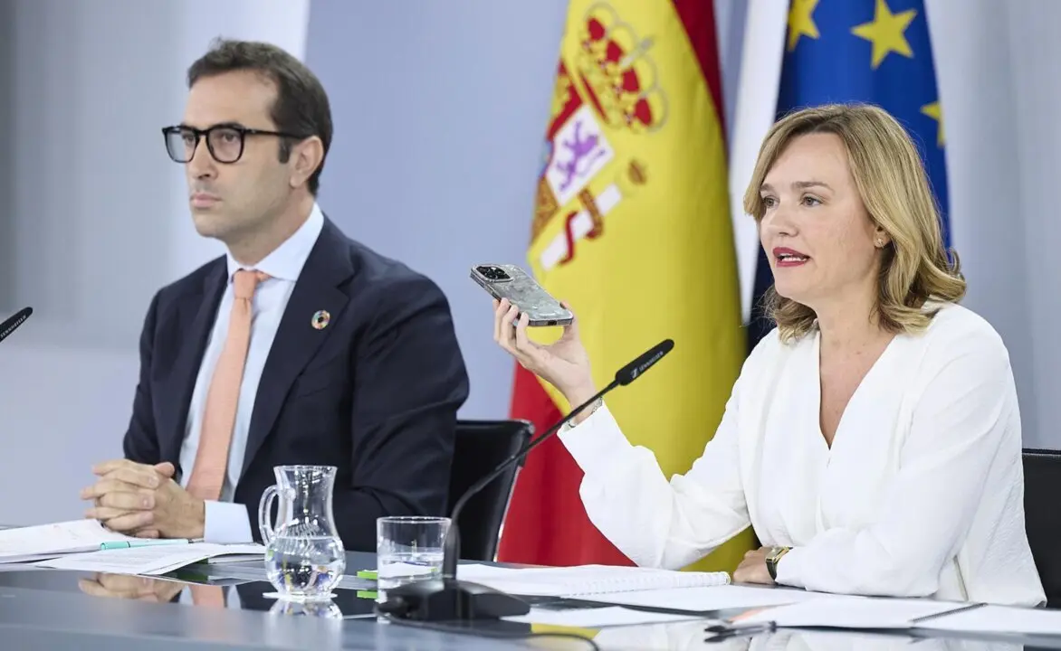 El miistro de Econom&iacute;a, Comercio y Empresa, Carlos Cuerpo, y la ministra de Educaci&oacute;n, Formaci&oacute;n Profesional y Deportes y portavoz del Gobienrno, Pilar Alegr&iacute;a, durante una rueda de prensa tras el Consejo de Ministros, en el Palacio de la Moncloa, a 23 de<br>- Jes&uacute;s Hell&iacute;n - Europa Press 