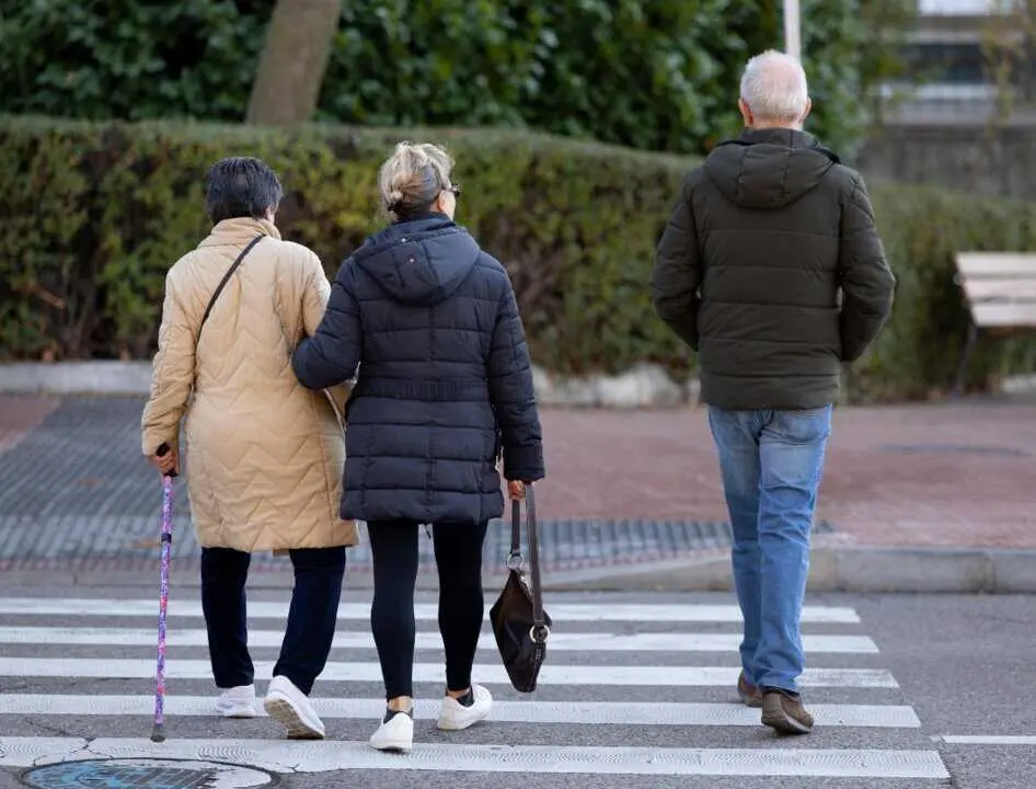  Archivo - Personas mayores pasean.<br>- Eduardo Parra - Europa Press - Archivo 