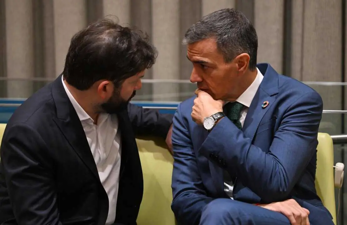  El presidente del Gobierno, Pedro S&aacute;nchez, conversa con el presidente de Chile, Gabriel Boric, durante el evento 'Latin America, Spain and the United States in the Global Economy'en Nueva York.<br>- Pool Moncloa/Borja Puig de la Bellacasa 