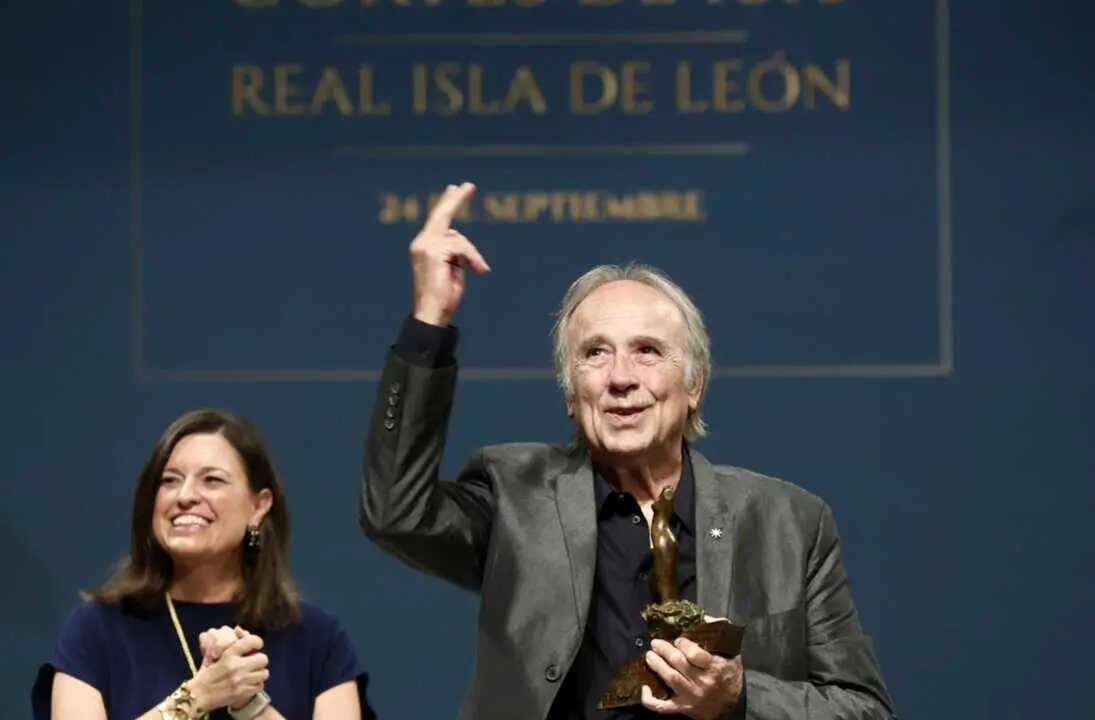  El cantautor y compositor Joan Manuel Serrat durante la entrega del galard&oacute;n del XIV Premio Cortes de la Real Isla de Le&oacute;n.<br>- Nacho Frade - Europa Press 