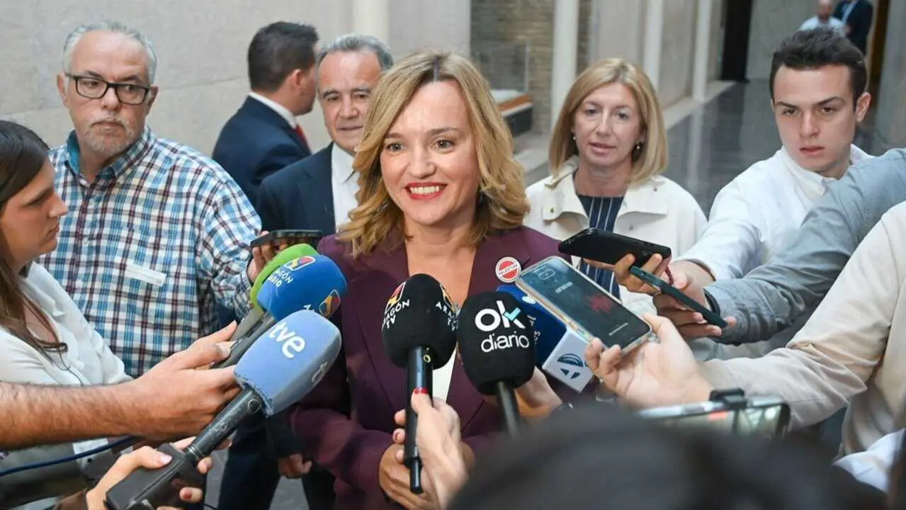  Pilar Alegr&iacute;a atiene de los medios de comunicaci&oacute;n en la segunda jornada del debate sobre el estado de la Comunidad.<br>- PSOE ARAG&Oacute;N 