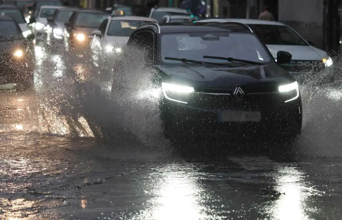  Archivo - Un coche salpica agua<br>- Photogenic/Pablo Requejo - Europa Press - Archivo 