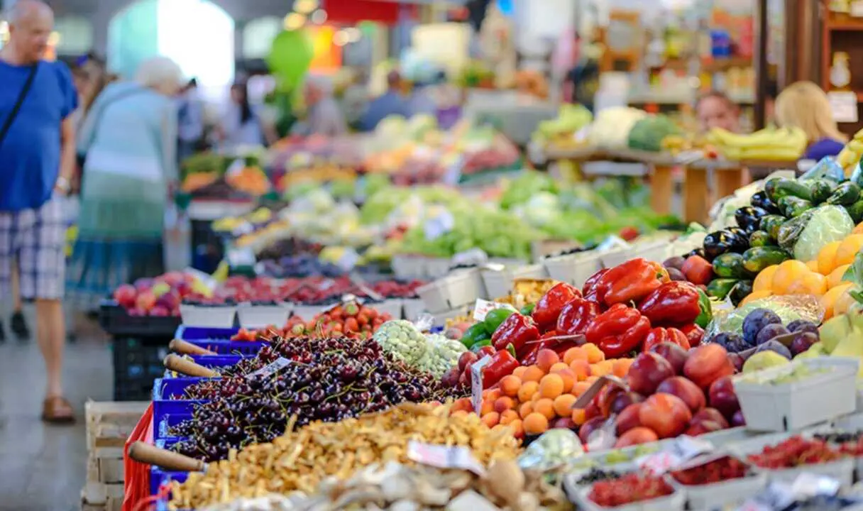  Puestos de venta de fruta fresca en un mercado. 