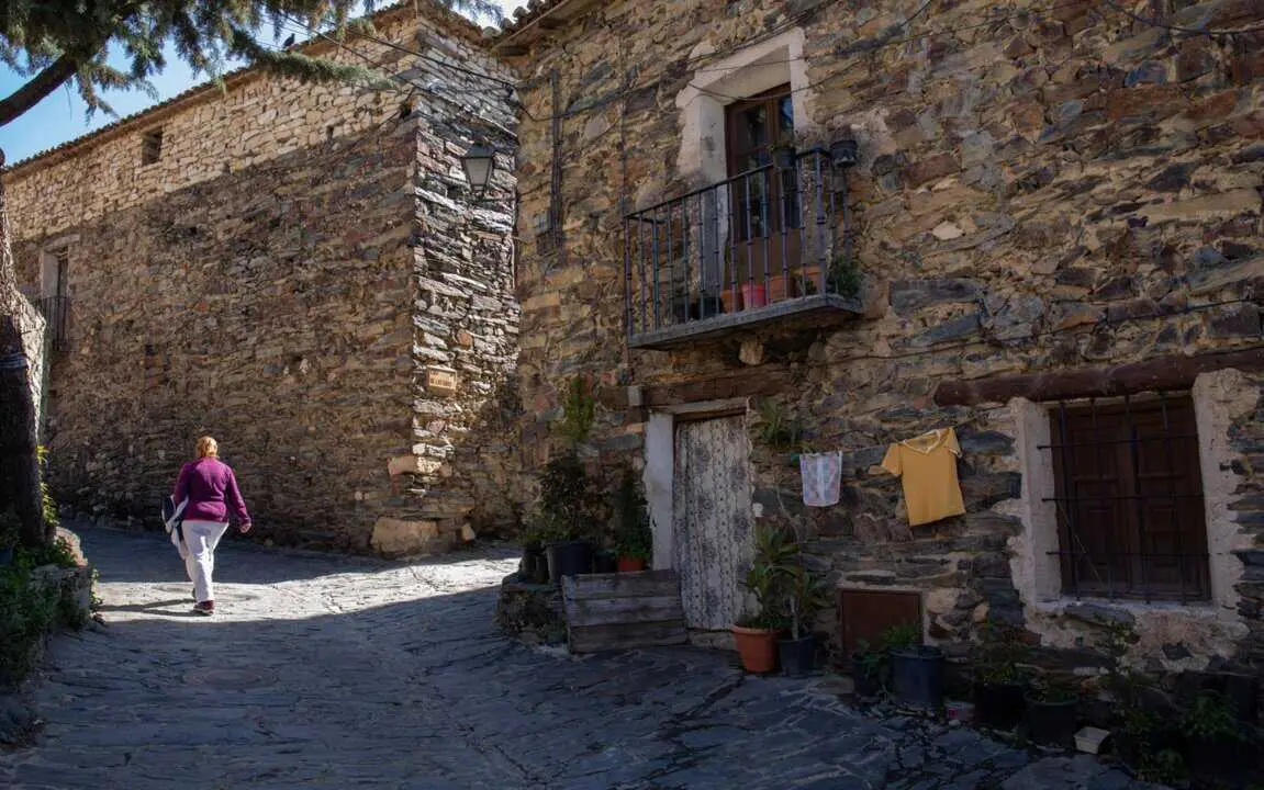 Archivo - Una mujer en una de las calles de Patones de Arriba, a 6 de abril de 2022, en Patones de Arriba, Madrid (Espa&ntilde;a). Patones de Arriba se ubica en el Valle del Jarama, a 60 kil&oacute;metros de Madrid y representa uno de los mejores ejemplos de arquitectu<br>- Rafael Bastante - Europa Press - Archivo 