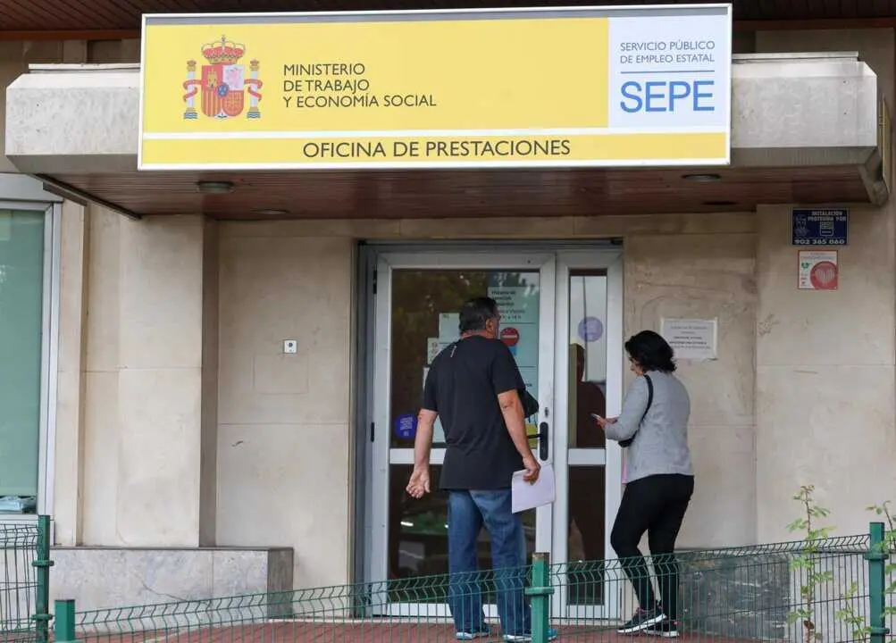  Archivo - Varias personas entrando en una oficina de prestaciones<br>- Marta Fern&aacute;ndez Jara - Europa Press - Archivo 