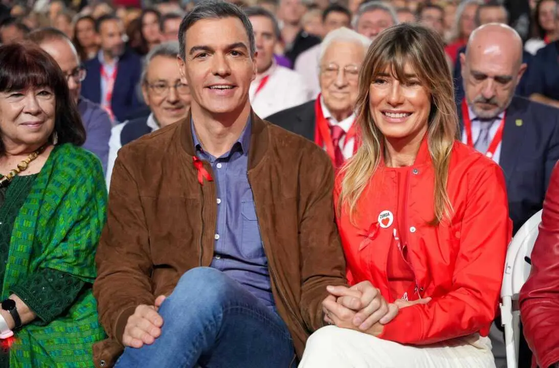  Archivo - El Presidente del Gobierno, Pedro S&aacute;nchez, y su esposa Bego&ntilde;a G&oacute;mez durante la clausura del 41&ordm; Congreso Federal del PSOE en el Palacio de Congresos y Exposiciones. A 1 de diciembre de 2024, en Sevilla, Andaluc&iacute;a (Espa&ntilde;a).<br>- Francisco J. Olmo - Europa Press - Archivo 