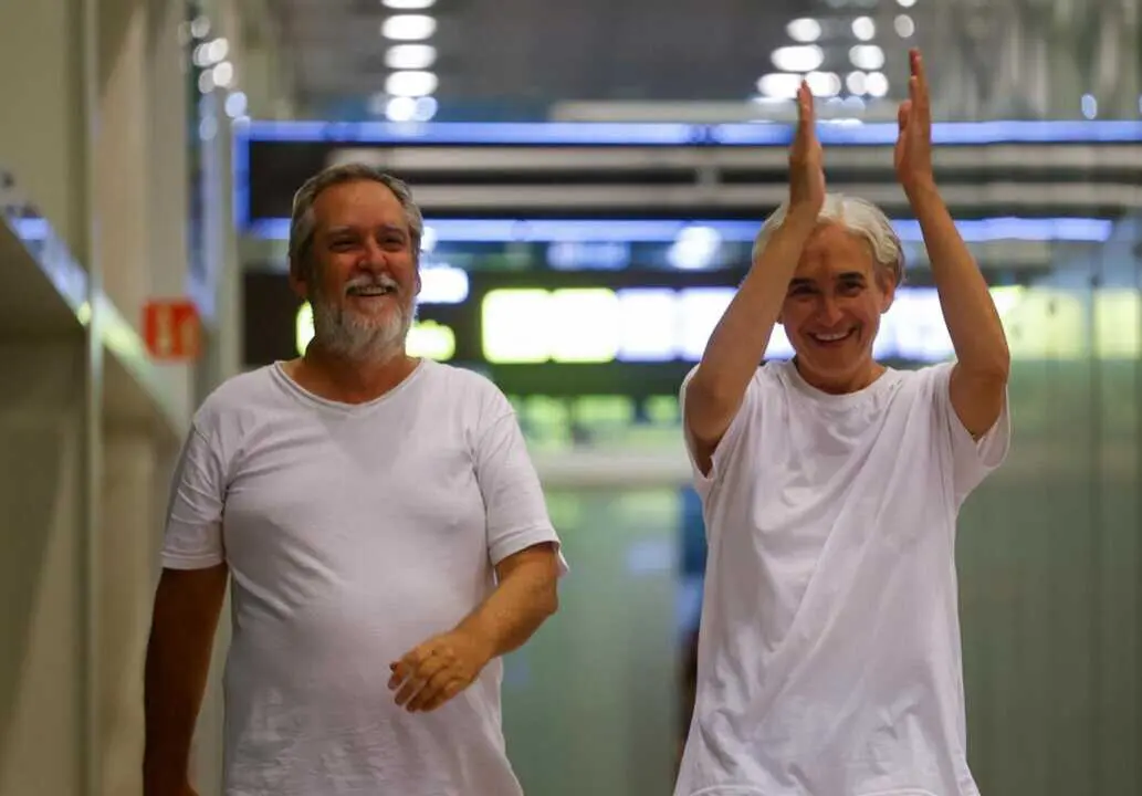  El concejal de ERC en Barcelona, Jordi Coronas, y la exalcaldesa de Barcelona, Ada Colau, a su llegada al Aeropuerto Josep Tarradellas Barcelona-El Prat, a 5 de octubre de 2025, en Barcelona, Catalunya (Espa&ntilde;a). Se trata del primer grupo de 21 ciudadanos<br>- Kike Rinc&oacute;n - Europa Press 