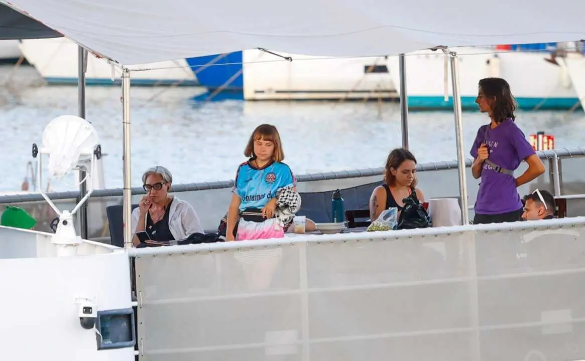  Archivo - La activista sueca Greta Thunberg y la exalcaldesa de Barcelona Ada Colau a bordo de un barco de la Global Sumud Flotilla en el puerto de Barcelona<br>- Kike Rinc&oacute;n - Europa Press - Archivo 