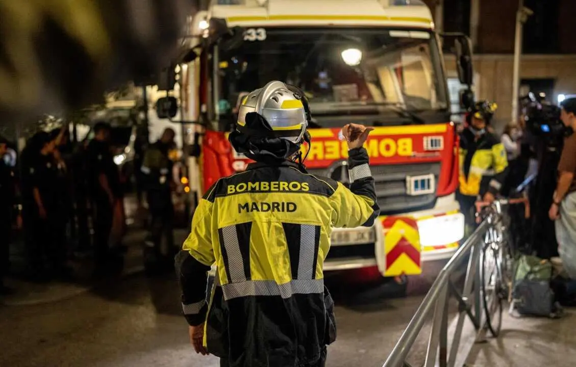  Varios bomberos de Madrid trabajan en las inmediaciones donde se ha derrumbado un edificio en obras, en la zona de &Oacute;pera<br>- Gabriel Luengas - Europa Press 