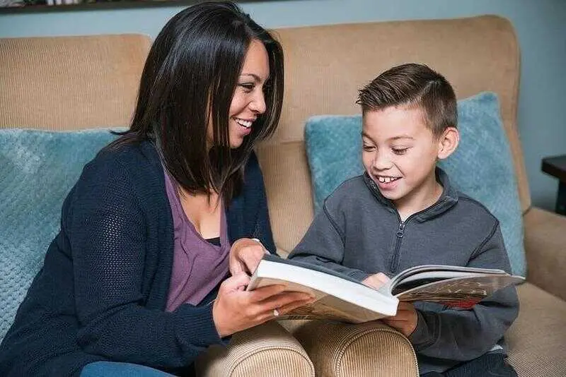  Madre con su hijo leyendo. // CC 