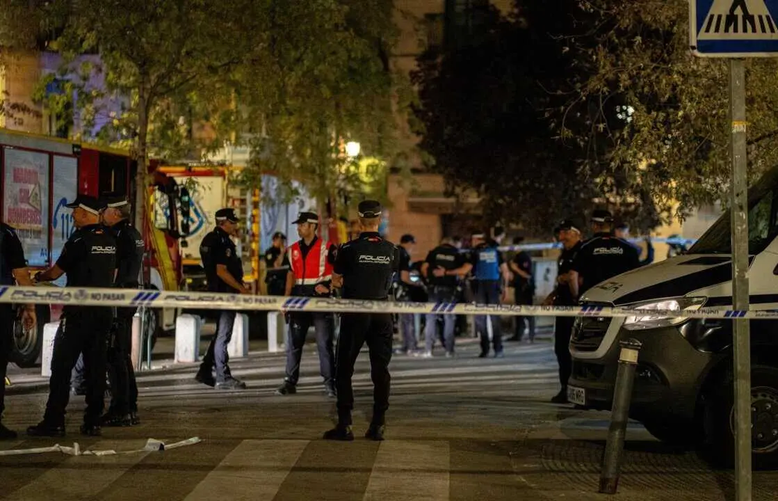  Varios agentes de Polic&iacute;a trabajan en las inmediaciones donde se ha derrumbado un edificio en obras, en la zona de &Oacute;pera, a 7 de octubre de 2025, en Madrid (Espa&ntilde;a).<br>- Gabriel Luengas - Europa Press 