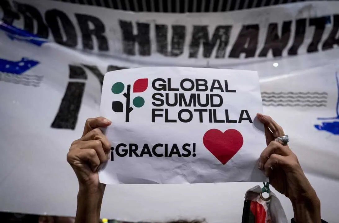  Decenas de personas esperan la llegada de los 21 ciudadanos espa&ntilde;oles integrantes de la Sumud Global Flotilla al Aeropuerto Adolfo Su&aacute;rez Madrid-Barajas<br>- A. P&eacute;rez Meca - Europa Press 