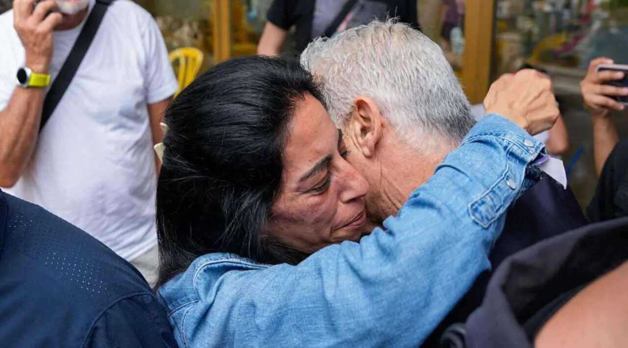  El l&iacute;der de la oposici&oacute;n israel&iacute; y legislador Yair Lapid abraza a Einav Zangauker, madre del reh&eacute;n israel&iacute; Matan Zangauker MAYA LEVIN / AFP 