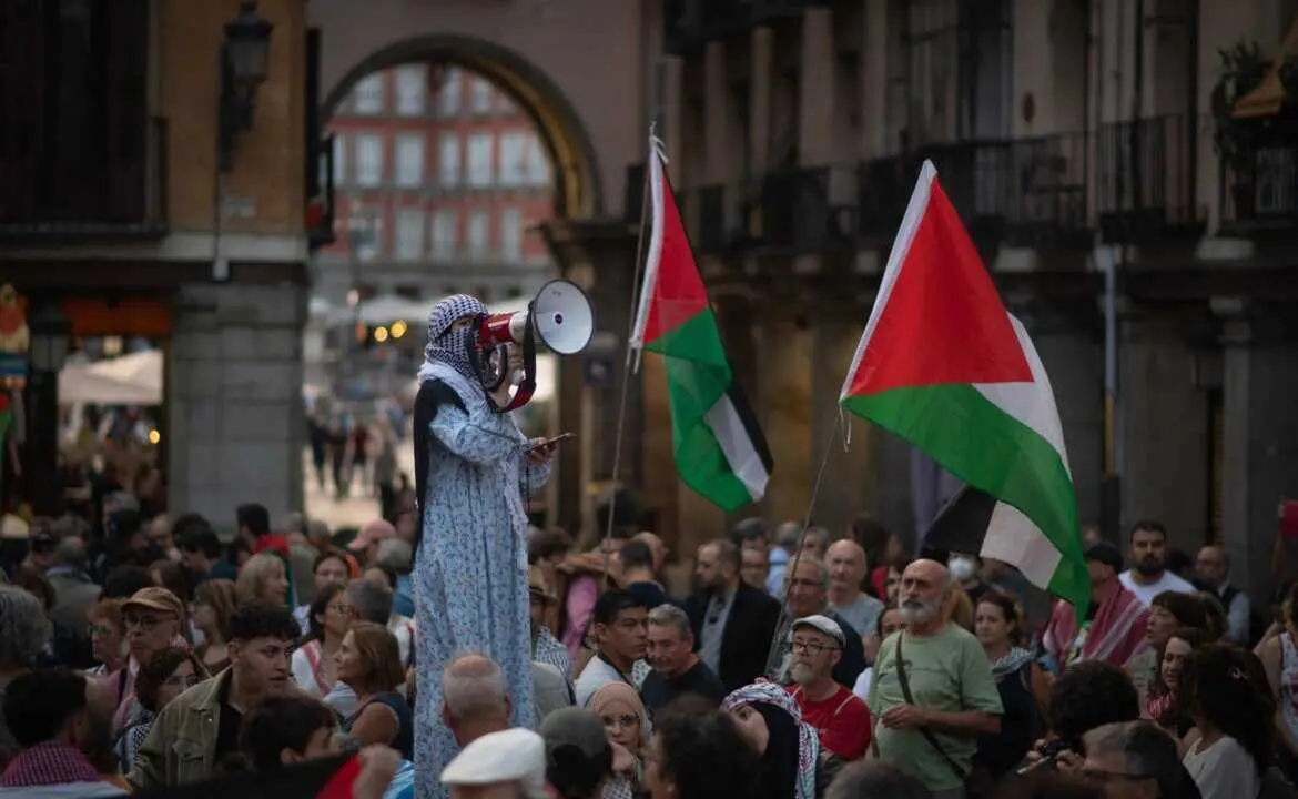  Un grupo de personas con banderas palestinas durante una concentraci&oacute;n en contra de la interceptaci&oacute;n de la Flotilla de la Libertad<br>- Fernando S&aacute;nchez - Europa Press 