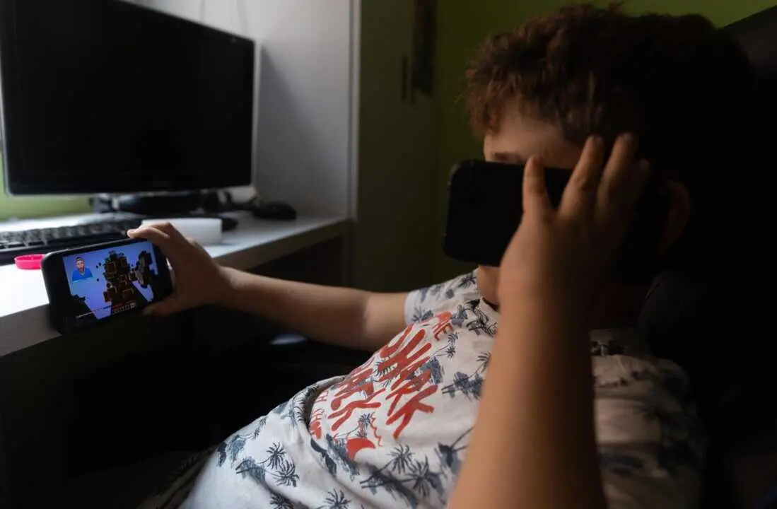  Archivo - Un ni&ntilde;o usa el tel&eacute;fono m&oacute;vil y una tablet<br>- Eduardo Parra - Europa Press - Archivo 