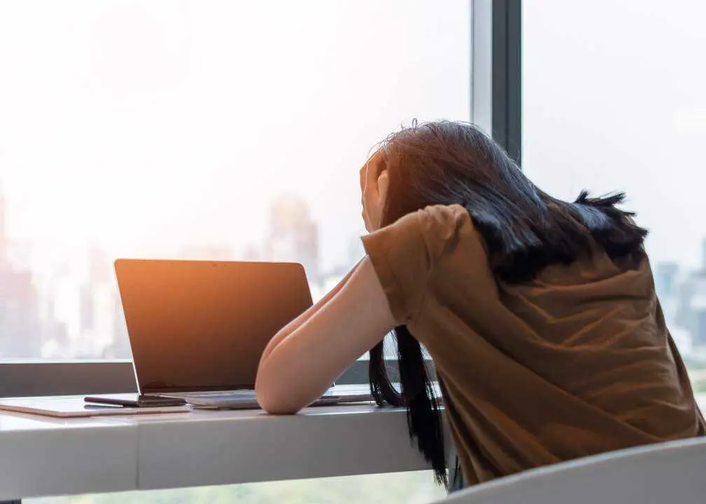  Mujer agobiada ante un ordenador. 
