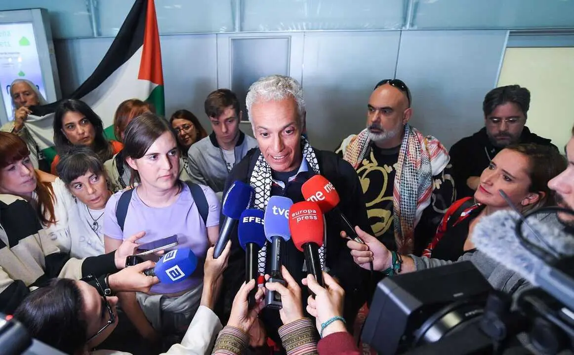  Los activistas de la segunda flotilla de Gaza reivindican el &eacute;xito de su misi&oacute;n a su llegada a Espa&ntilde;a 