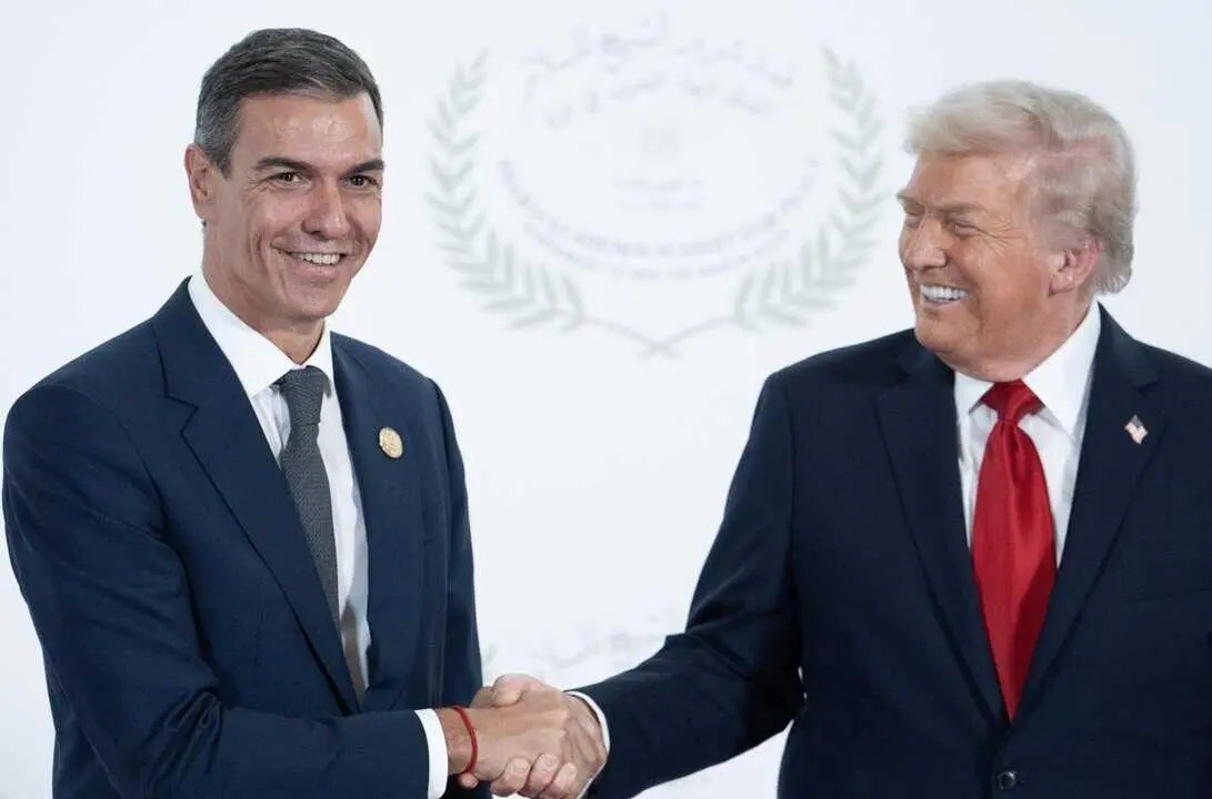  El presidente del Gobierno, Pedro S&aacute;nchez (i) saluda al presidente de Estados Unidos, Donald Trump (d), antes de la ceremonia de firma del plan de paz para Oriente Pr&oacute;ximo, a 13 de octubre de 2025, en Egipto.<br>- Pool Moncloa/Borja Puig de la Bellacasa 