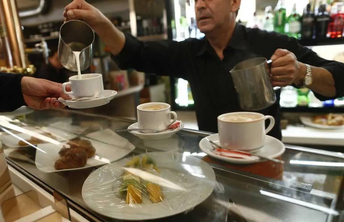  Archivo - Camarero poniendo caf&eacute;s en un bar<br>- EUROPA PRESS - Archivo 