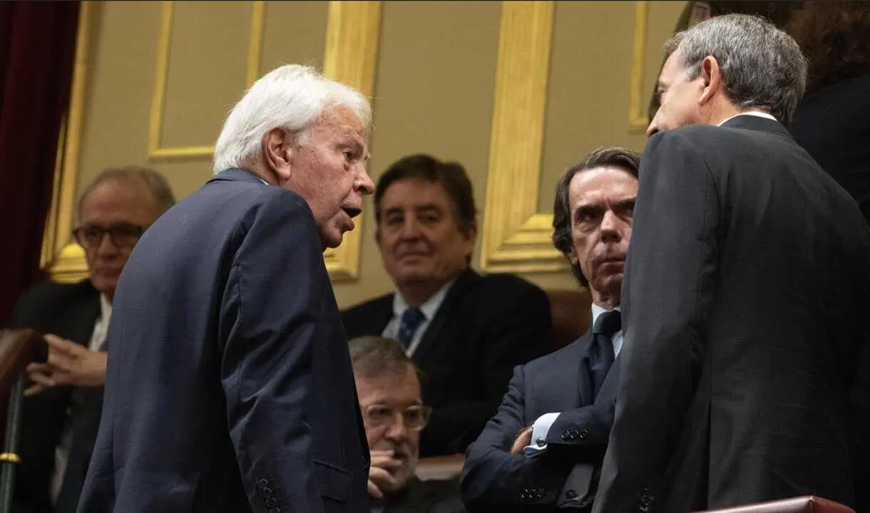 Archivo - Los expresidentes del Gobierno Felipe Gonz&aacute;lez (2i); Jos&eacute; Mar&iacute;a Aznar (2d) y Jos&eacute; Luis Zapatero (1d) conversan durante un acto en el Congreso en 2023.<br>- Eduardo Parra - Europa Press - Archivo 