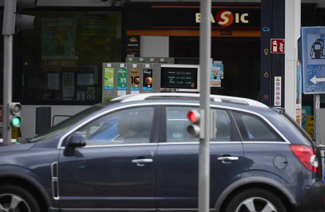  Archivo - Una gasolinera, a 31 de agosto de 2024, en Madrid (Espa&ntilde;a). El precio de los carburantes en Espa&ntilde;a ha encadenado esta semana una nueva bajada de cara a la operaci&oacute;n retorno de las vacaciones de verano y ha marcado un nuevo m&iacute;nimo anual en el cas<br>- Jes&uacute;s Hell&iacute;n - Europa Press - Archivo 