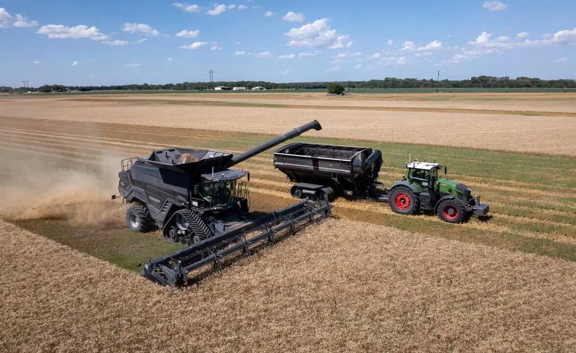  Tractor en el campo. EP 