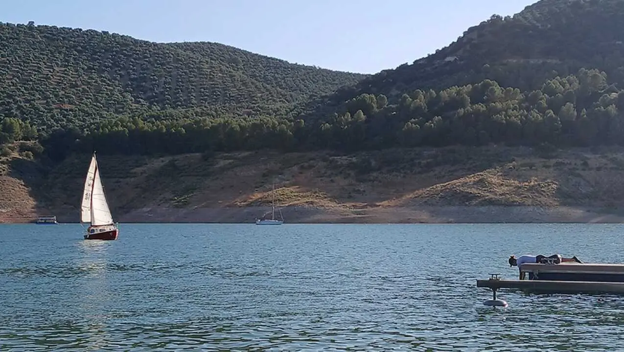  Un investigador toma una muestra del agua del embalse de Izn&aacute;jar, en C&oacute;rdoba. 