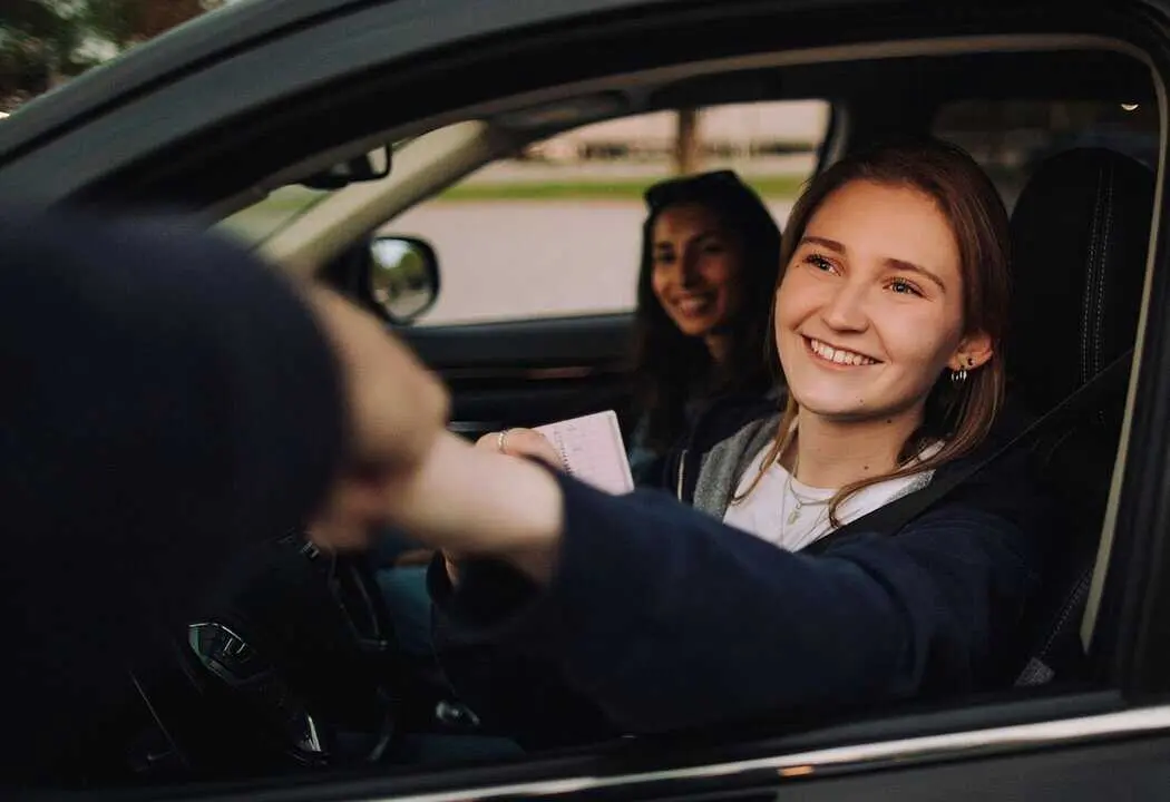  Una joven muestra su carn&eacute; de conducir. RTVE 