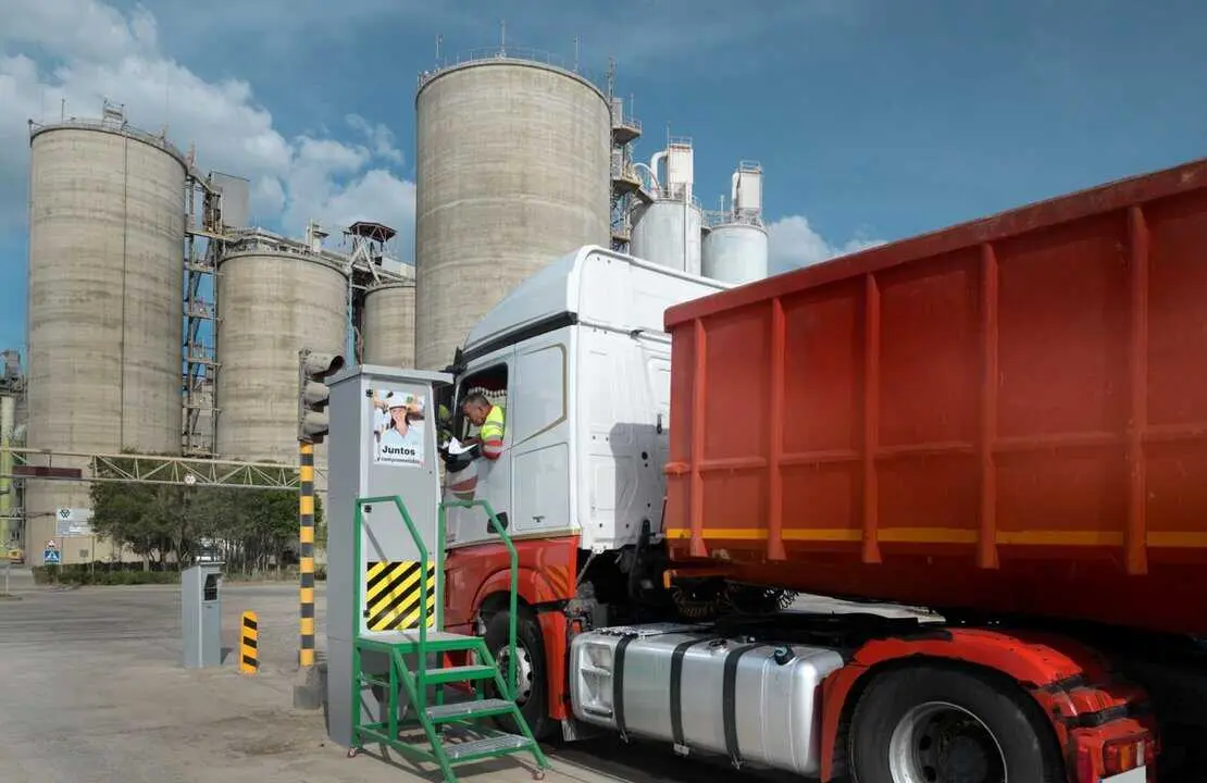  Archivo - Imagen de una f&aacute;brica de cemento<br>- OFICEMEN - Archivo 