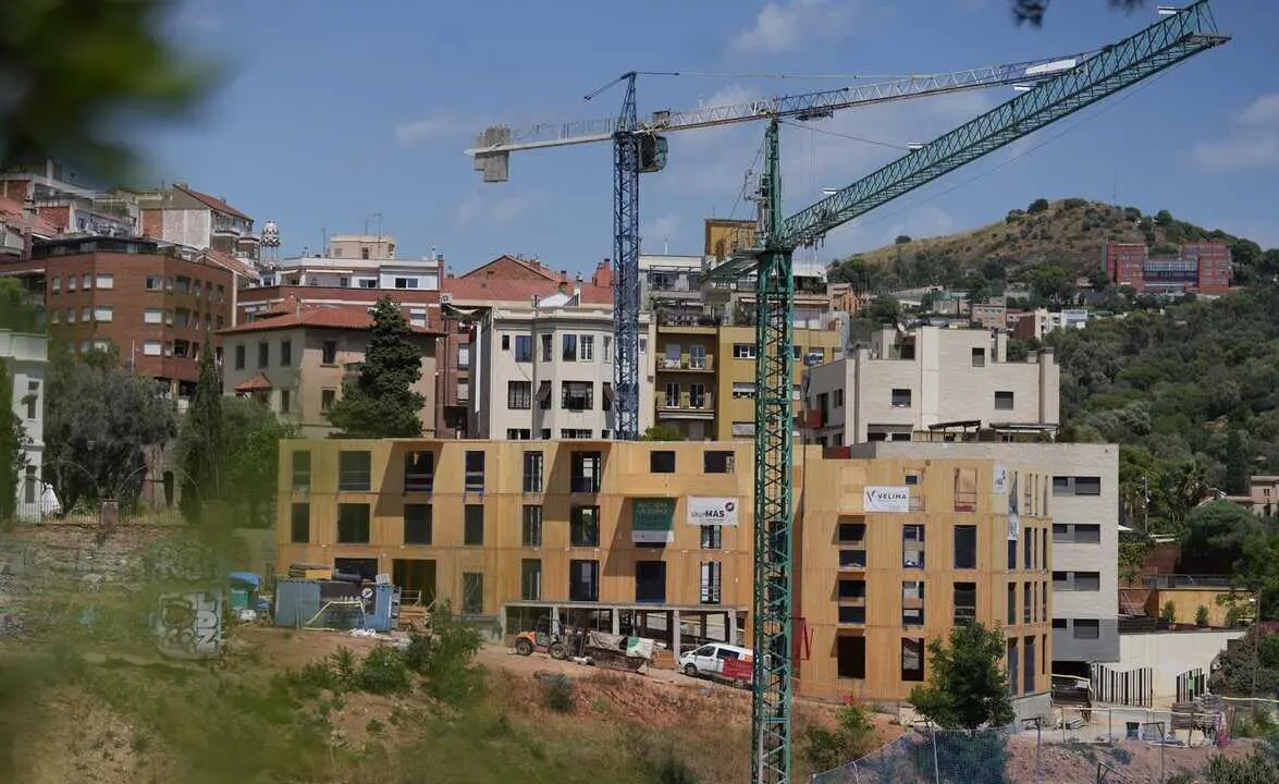  Archivo - Construcci&oacute;n de un edificio sostenible en Vallcarca, a 31 de julio de 2025, en Barcelona, Catalunya (Espa&ntilde;a).<br>- David Zorrakino - Europa Press - Archivo 