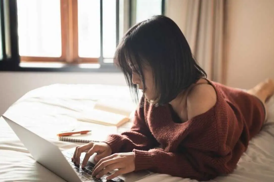  Chica con un ordenador 