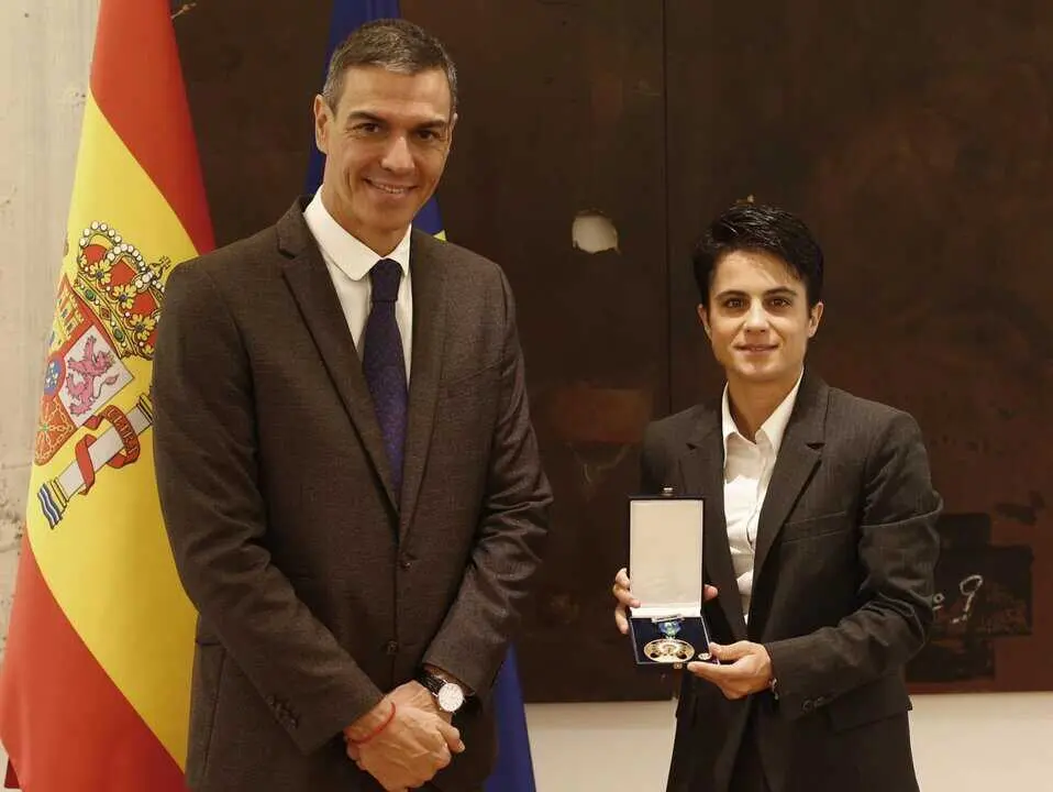  El presidente del Gobierno, Pedro S&aacute;nchez, entrega la Medalla de Oro de la Real Orden del M&eacute;rito Deportivo a la atleta Mar&iacute;a P&eacute;rez, en el Palacio de la Moncloa, a 22 de octubre de 2025, en Madrid (Espa&ntilde;a).<br>- Pool Moncloa/Javier de Amescua 