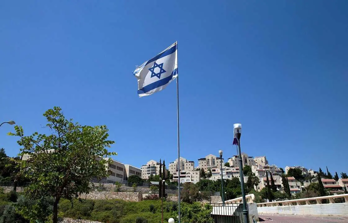  La bandera de Israel ondea en el asentamiento israel&iacute; de Maale Adumim, en la Cisjordania ocupada RONEN ZVULUN 