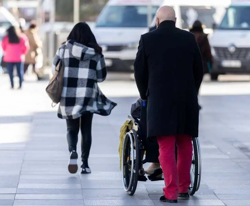  Archivo - Un hombre empuja una silla de ruedas.<br>- Eduardo Parra - Europa Press - Archivo 