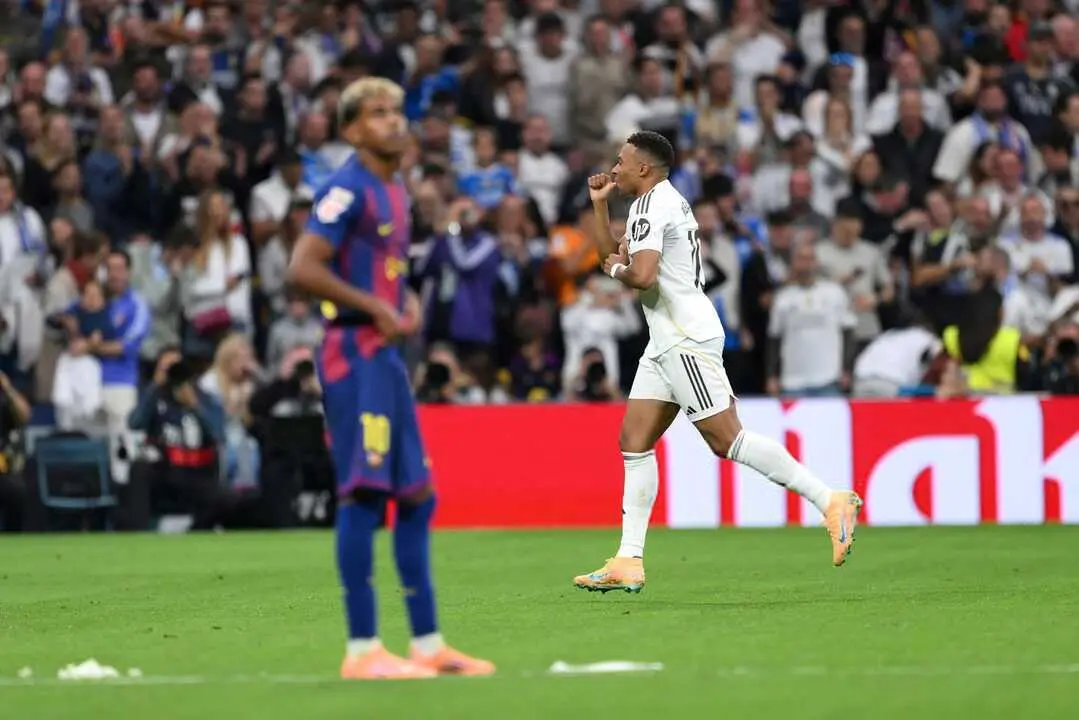  Mbapp&eacute; celebrando su gol ante la desesperaci&oacute;n de Lamine 