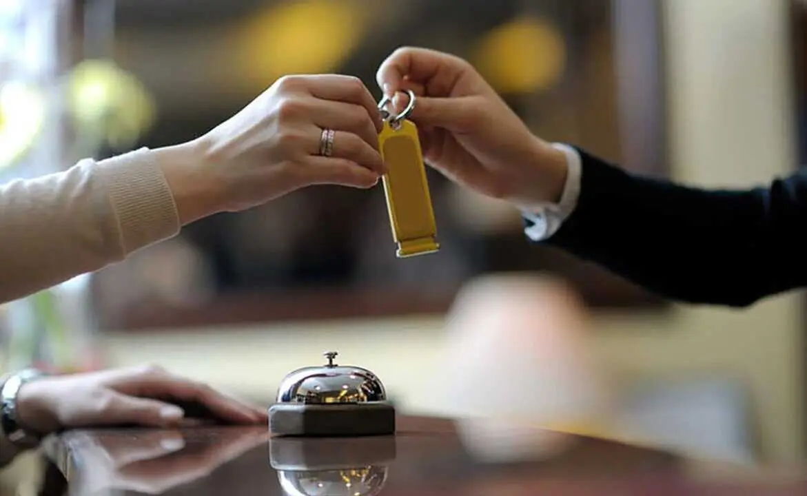  Archivo - Imagen de un trabajador en un hotel.<br>- MINISTERIO DE TRABAJO - Archivo 